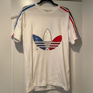 NWT Adidas Mens Tricolor (Red White Blue) Trefoil Short Sleeve Graphic Tee Small
